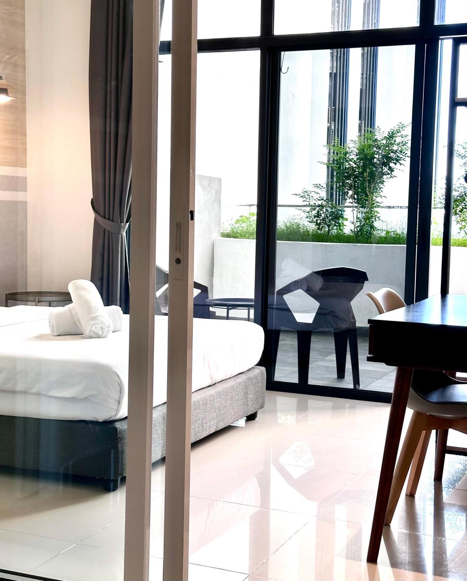 Centre @ The Shore By Casa Yolo Apartemen